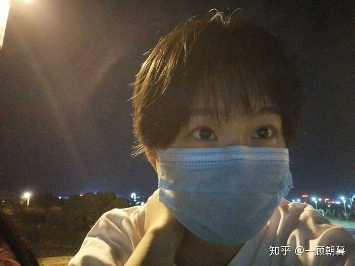 更新 戴上口罩看起来挺像男孩子的,好了,出门必戴口罩了