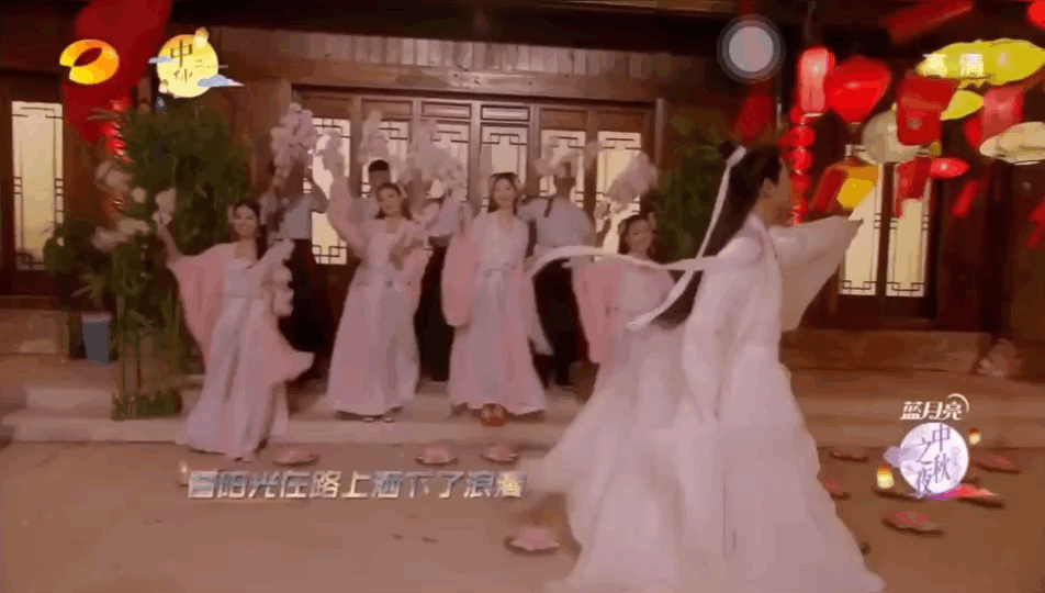 这张动图甩了个袖子,暴击