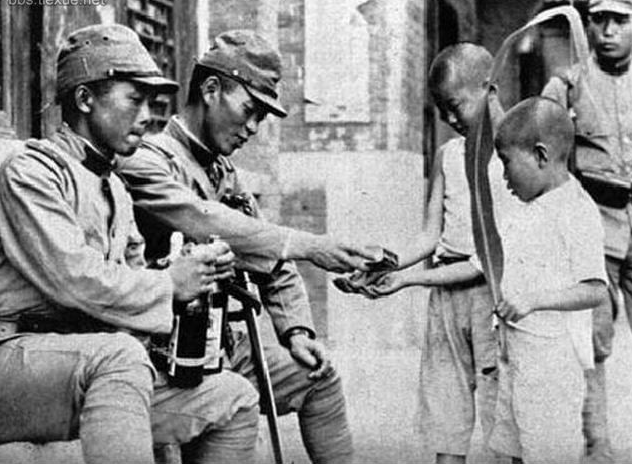 1937年占领南京后,几个日本兵向南京市民发烟
