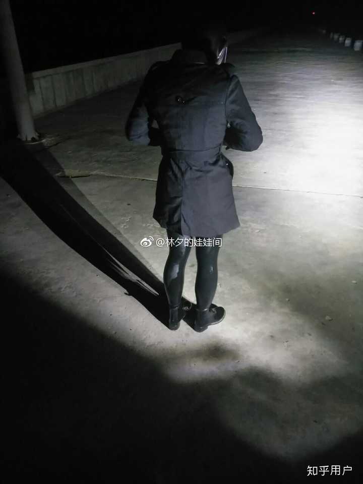 怎么评价网友「林夕的娃娃间」让真人穿黑胶衣当「娃娃」的行为?