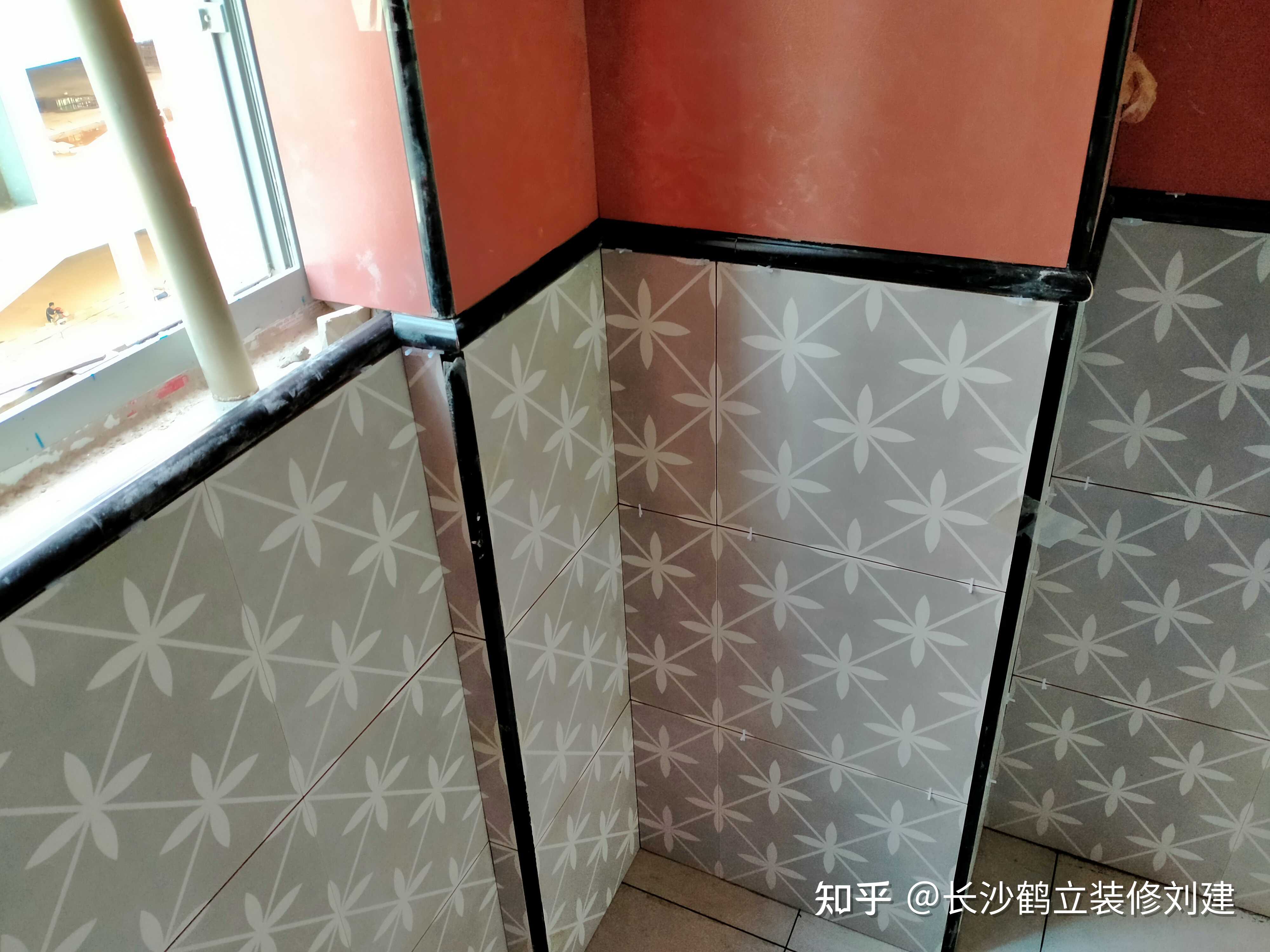 老式的装修墙砖用的包角条是往外凸出来的我觉得很简陋并不好看