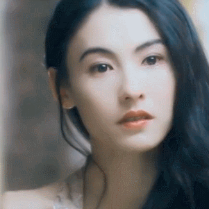 有没有哪个女明星刚出道很美,但很快就长老长残了的?