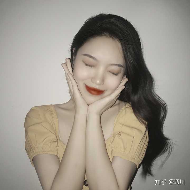 为什么女生拍照喜欢托腮?