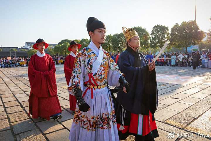 他整个人在人群里是发光的   世界上怎么会有这么好看的人儿啊啊啊