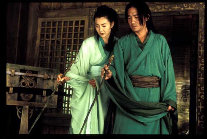 如果拿口红来形容的话,张艺谋电影里的 巩俐应该是哑光丝绒的而章