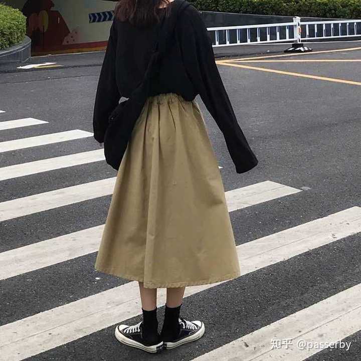 ①卡其色半身裙搭配黑色上衣