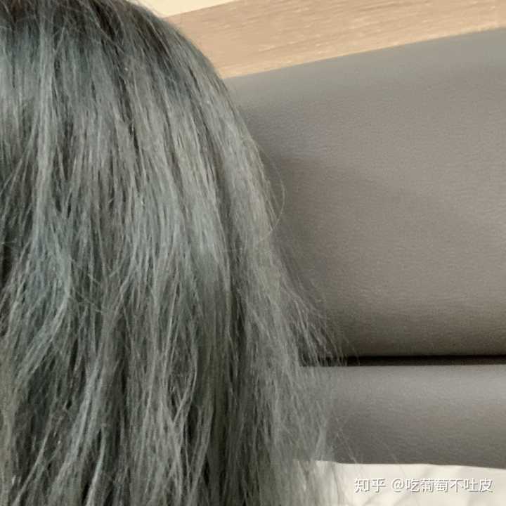 漂过的头发染蓝黑色会掉色成什么颜色?