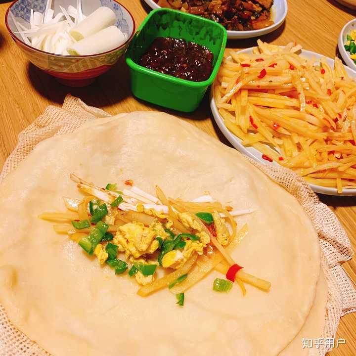 煎饼卷菜,有一天突然想到了姥姥的煎饼,馋哭了,立马揉面和面给我摊