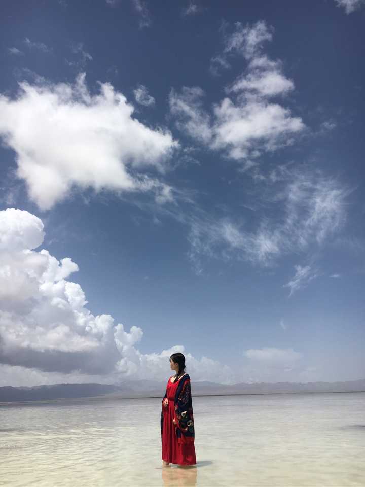 去青海旅游,穿什么样子颜色的衣服拍照比较好看?