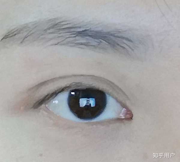 自带双眼皮,但是眼白多,感觉眼睛也不大 涂了个隔离,画了个眉毛的效果
