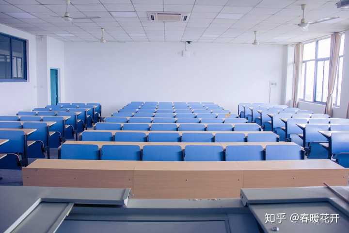 很高大上是不是.成都医学院的图书馆算是学校里的一个亮点了.
