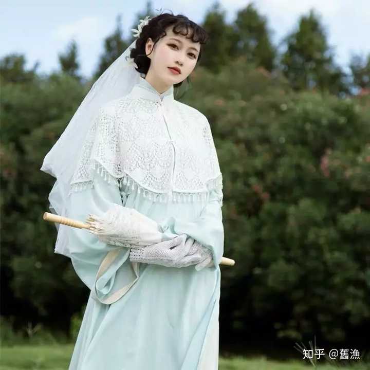 穿什么都可以的阶段,这时为了增加惊喜,可以适当在节日(东西方节日)