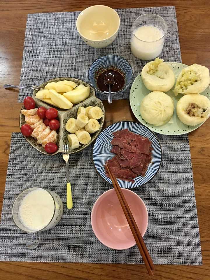 上班时间比较自由,早饭都是在家吃. 一般不会做太复杂,都是快手早餐.