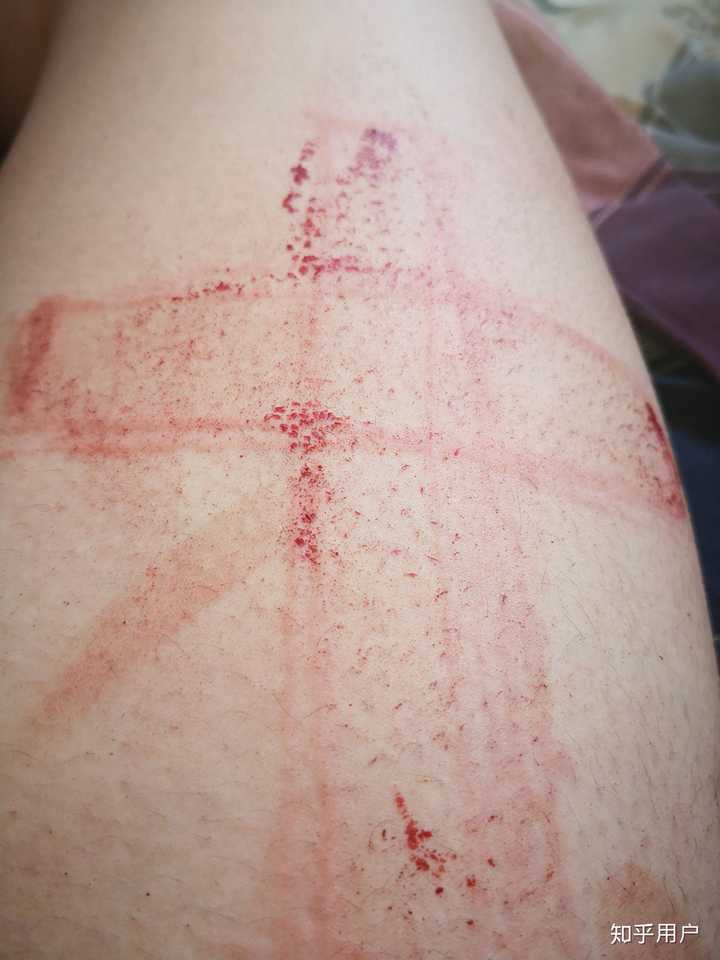 第一次自残   希望下次可以下手重一点  腿上的血是为了点缀  刀上的