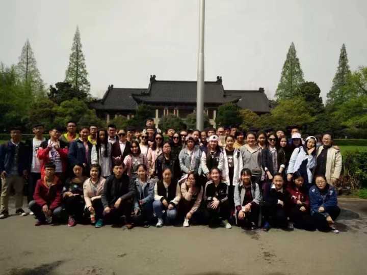 也没法和你们一起玩雪了 因为求实中学是私立学校,所以张建平校长很