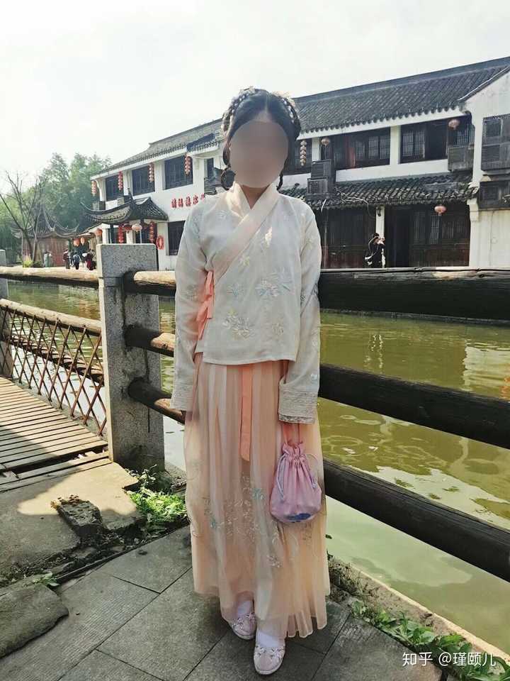 穿汉服的时候白丝露出来也比较不会尴尬,其实主要是因为我没有云袜.