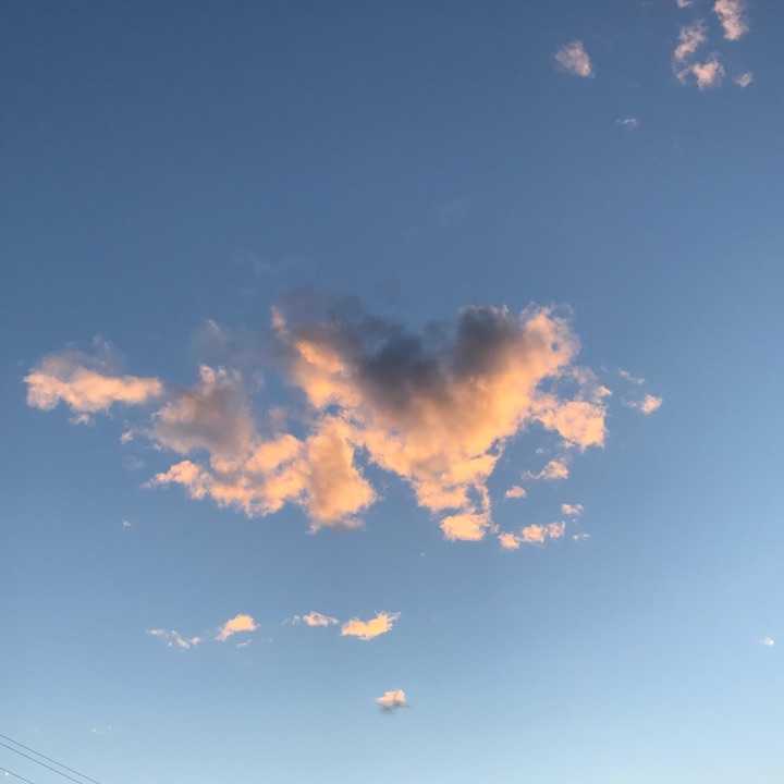 放学回家路上看到了心形的云