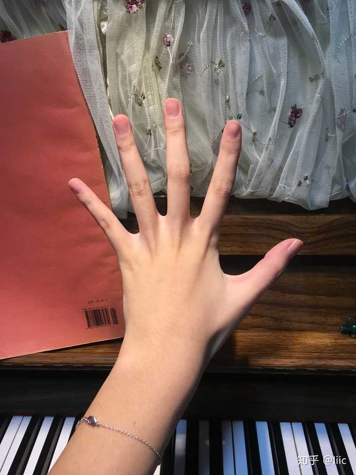 弹钢琴的人的手和普通人有区别吗?