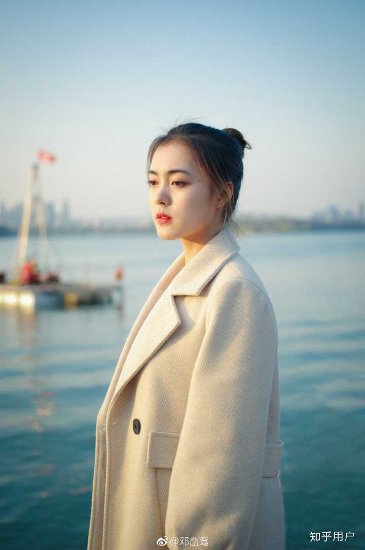 这是她大学学校的摄影部拍的,侧面像不像迪丽热巴? 再来几张生活照