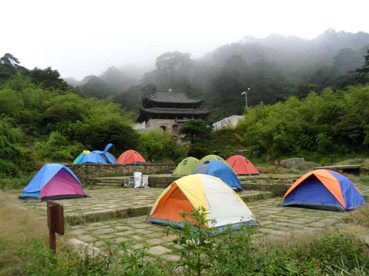 三清山三清宫,这边露营很不错,地面也比较平整.