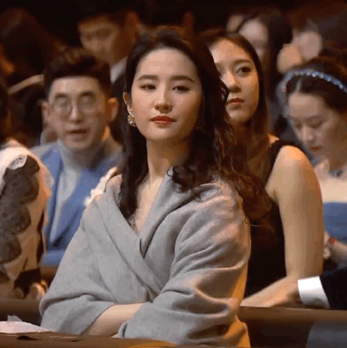 如何评价刘亦菲 2020 微博之夜的造型和搭配?