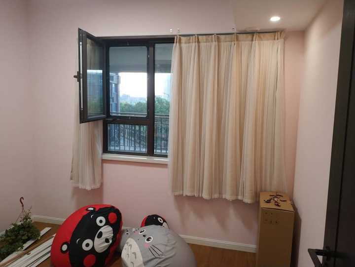 地上两个懒人沙发是为客厅来客人服务的,真心不错.