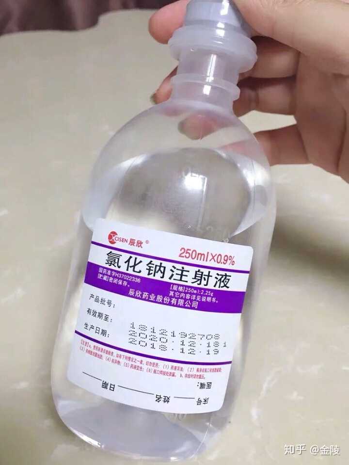 去药店买瓶生理盐水,名字叫 氯化钠注射液.