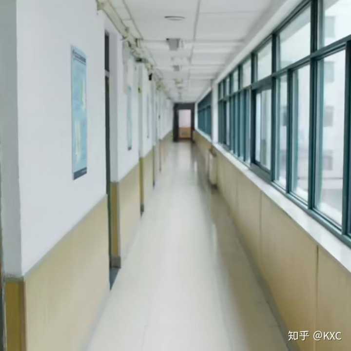 北京工业大学的宿舍条件如何?校区内有哪些生活设施?