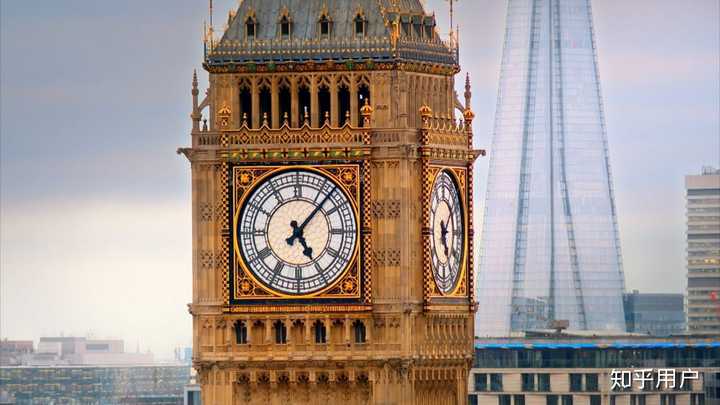伦敦国会大厦和大本钟是相连的,西北角的钟楼就是著名的大本钟所在地.
