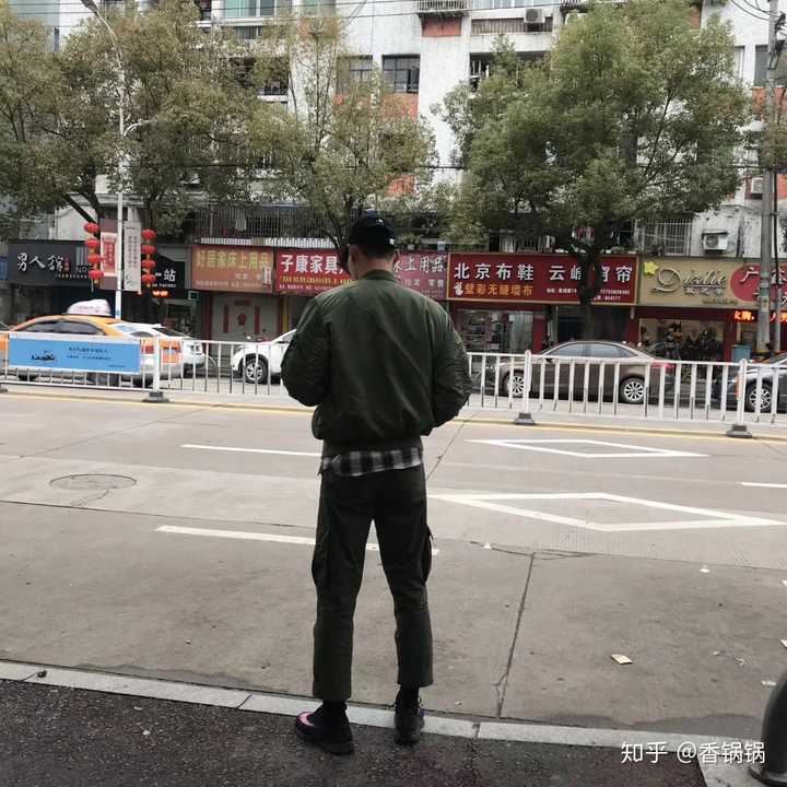 一米八五的男生怎么穿鞋子和衣服搭配?