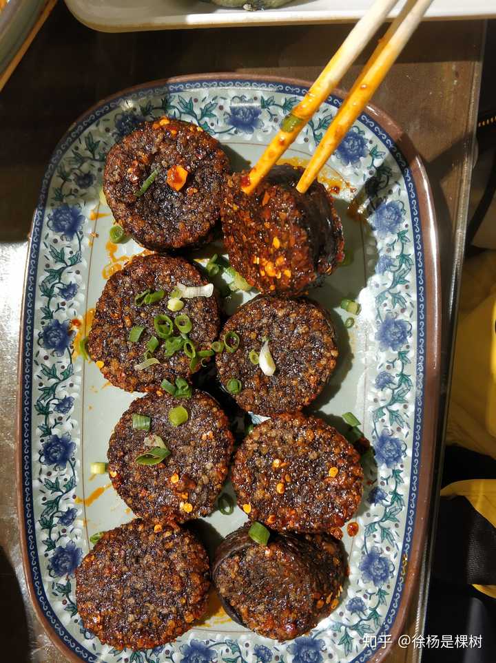 湘西猪血粑粑,肠衣包黑色糯米一样的东西,偏辣