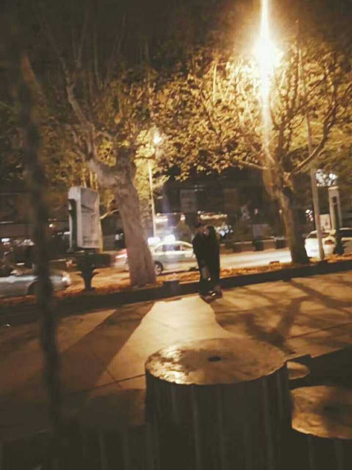 凌晨时,北方街头的一对小情侣.