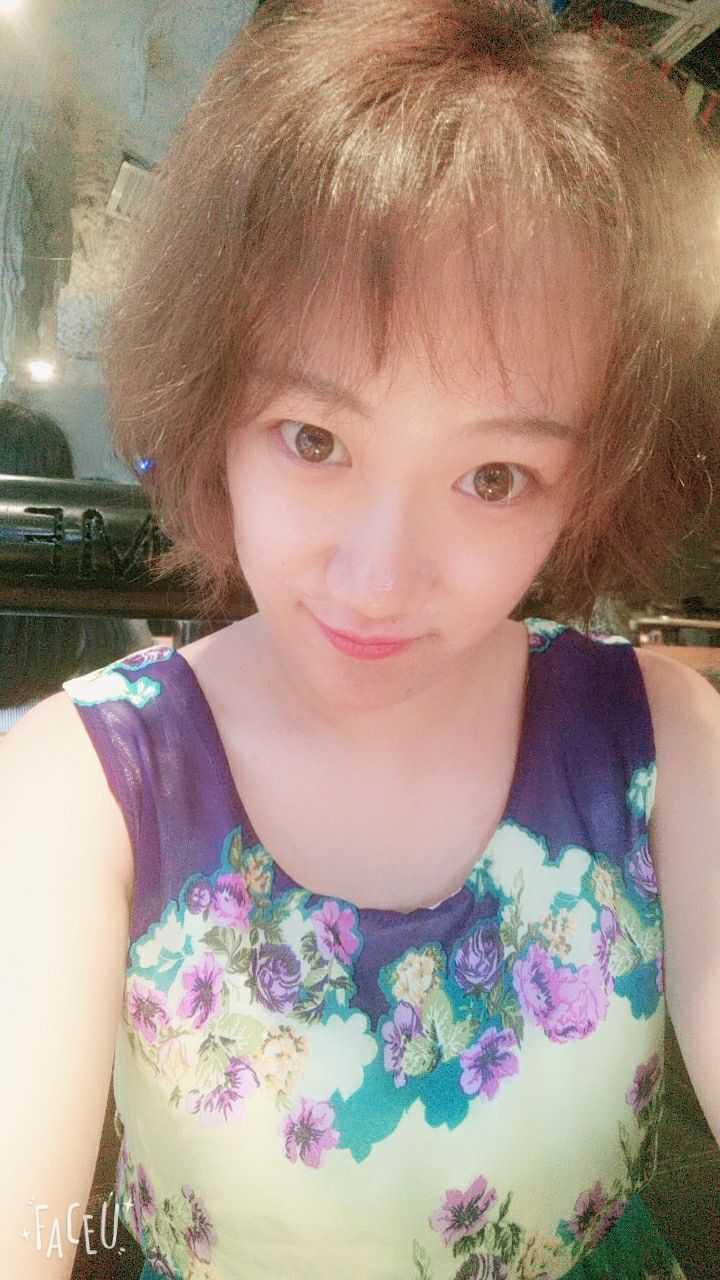 我和你一样一样的,脸长,头顶尖,发质软,发量少.心血来潮就去剪头发了.