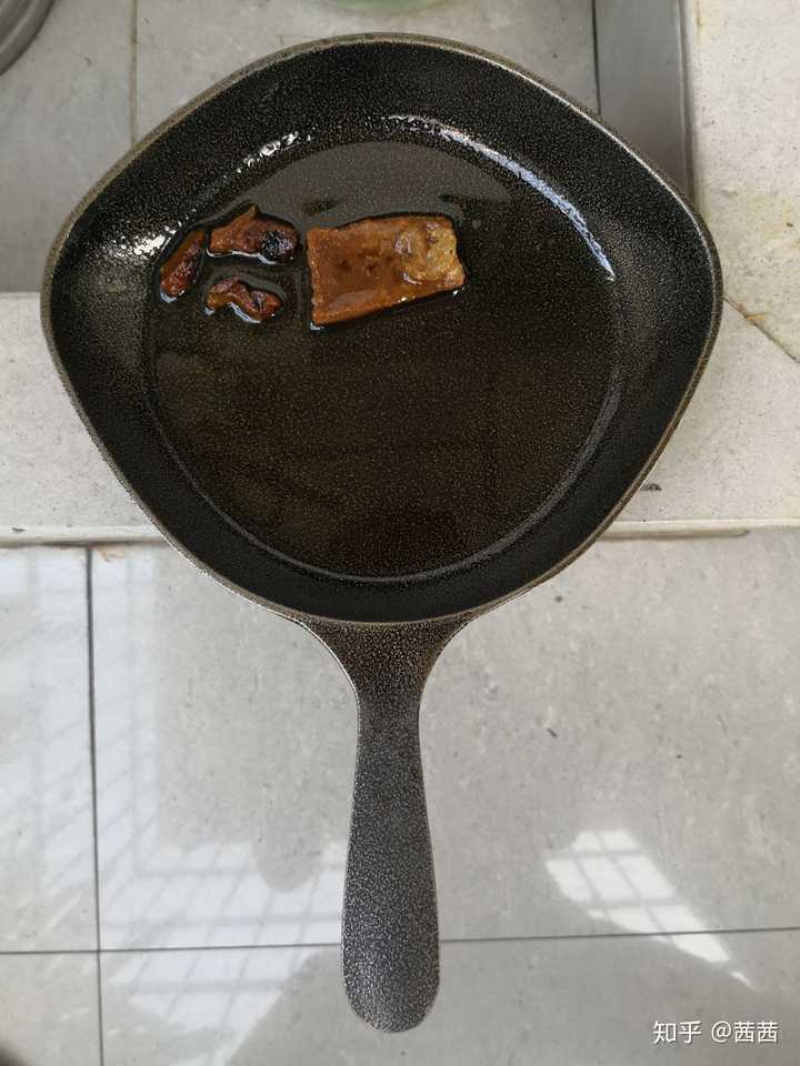 刚刚刷完一个柳宗理的铸铁煎锅,强迫症刷到见白点,再用带皮肥猪肉开锅