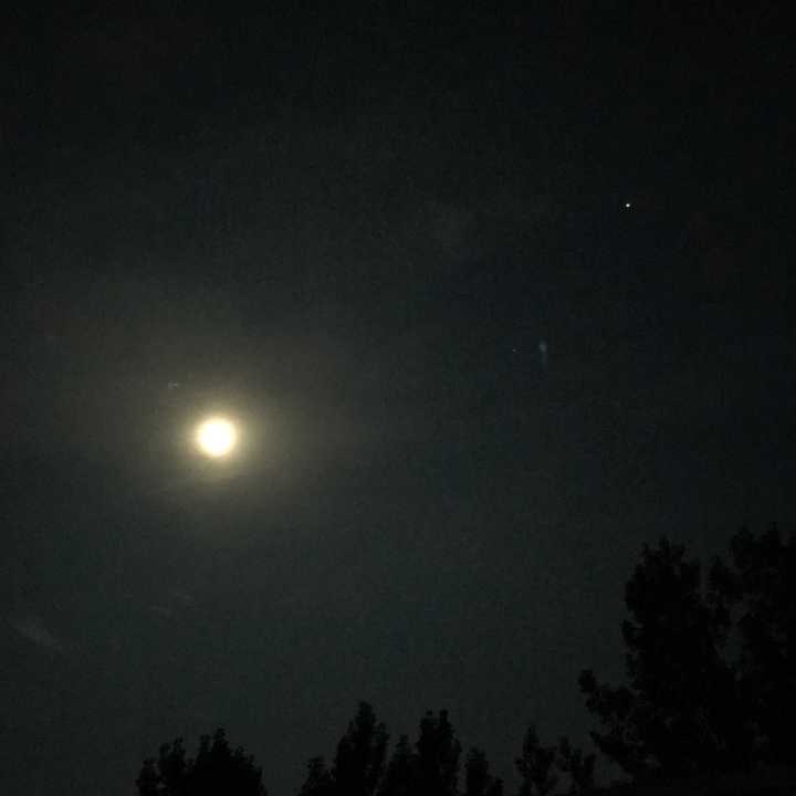 这是在农村老家拍的,夜里月亮很美呀星星也是不凌不凌的