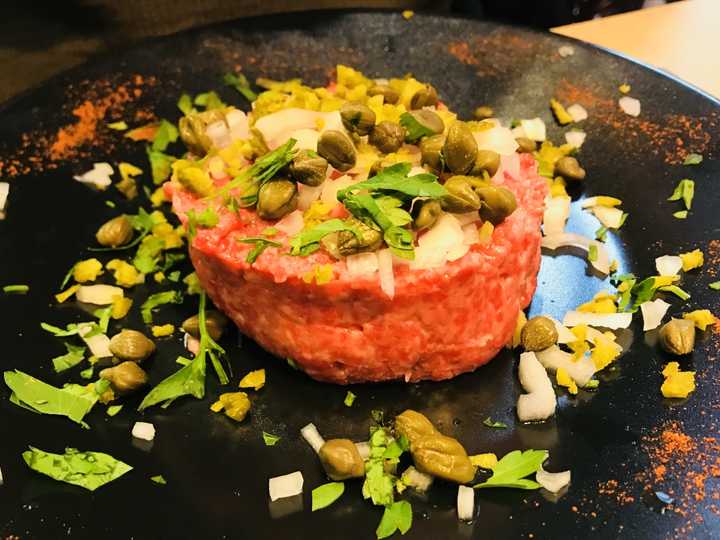 法国的生牛肉,又叫鞑靼牛肉(tartare de boeuf).