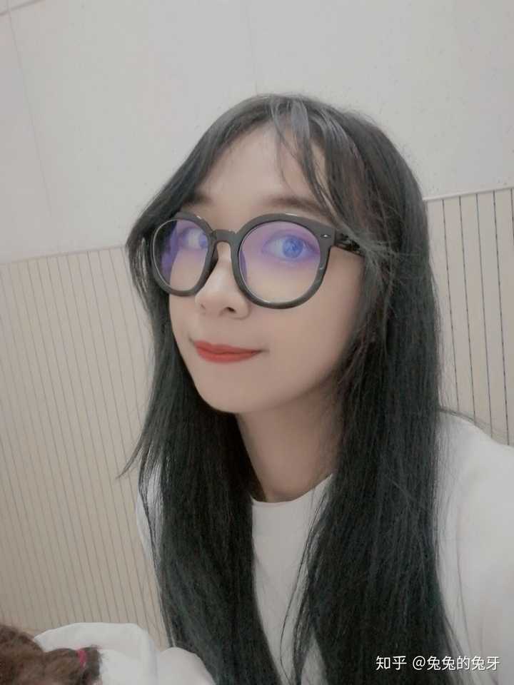吧 后来有一次去看中医,完全素颜,还带着眼镜,医生把完脉问我,初几了