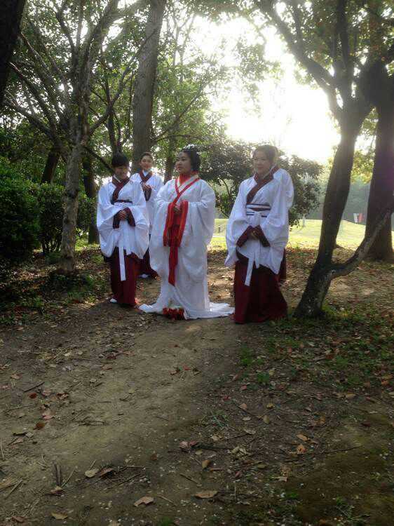 中国现在也是有巫女服的,日本老式巫女服和中国的很像,参考汉服,很