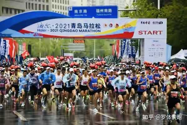 2021青岛马拉松精英领跑员赵长虹以2小时14分57秒率先冲线最后登上