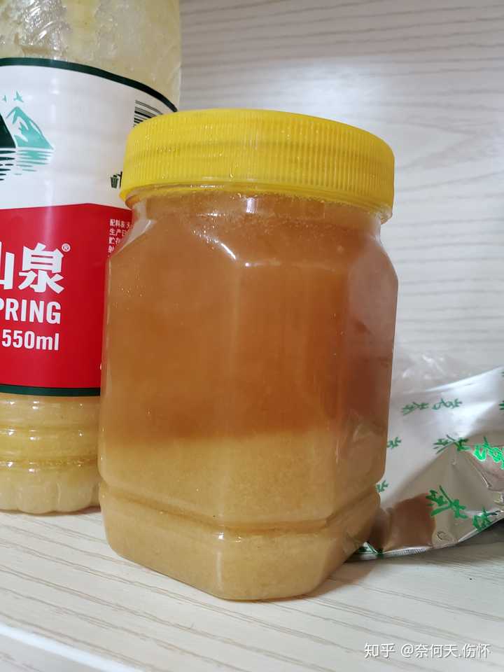 而且不同的蜜种有其特有的颜色,掺入白糖的蜜,颜色会加深;掺有淀粉的
