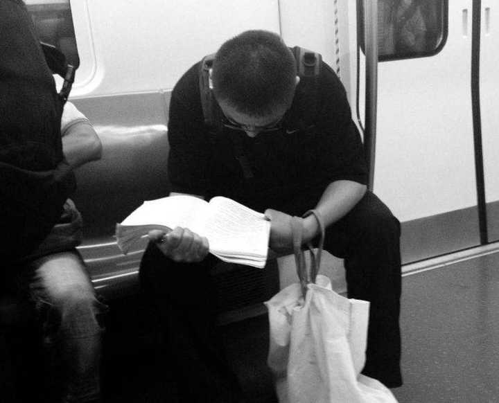 我的随手拍# 地铁里低头看书的男人