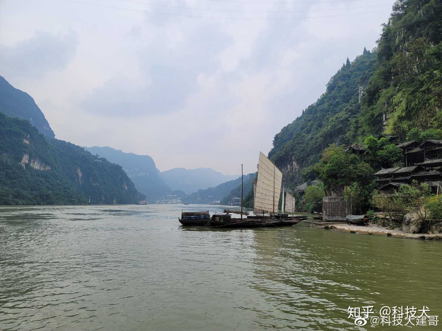 07:33 #建哥随手怕# 宜昌三峡人家,水上人家在龙进溪水与长江的交汇