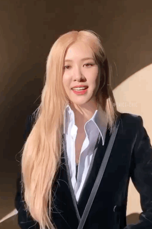 com/video/1218502049459015680 成员们都在忙着遮太阳 只有她在享受