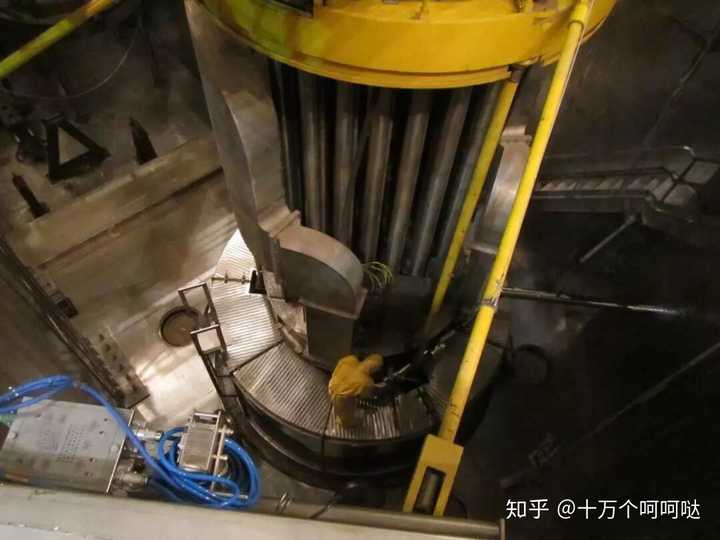 为什么我们看到的核电站堆芯照片都是一汪平静的蓝色池水那烧开的水