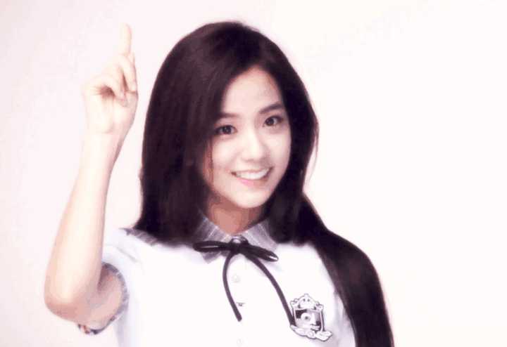 jisoo,(咋有点像相亲)(●●) 实际上秀没出道的时候的风格更适合她呀