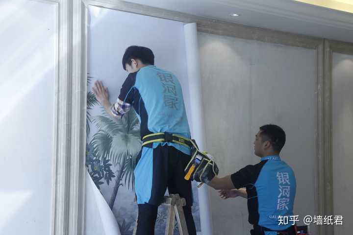 所以墙纸君是建议大家找专业的施工工人铺贴.