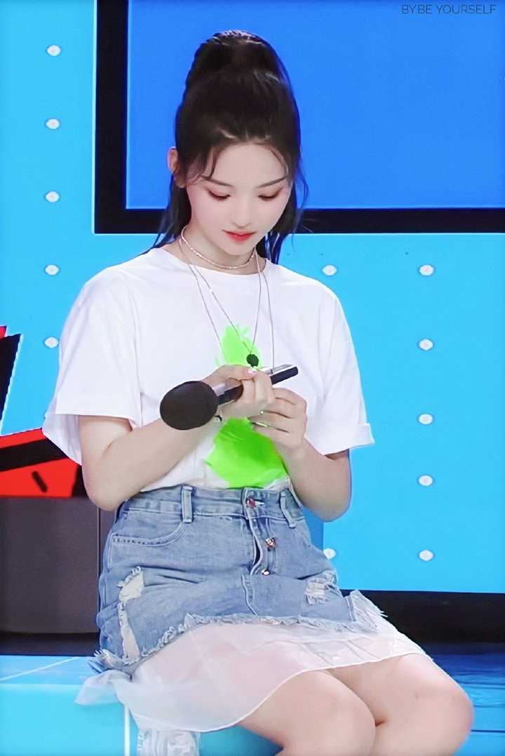 如何看待杨超越在6月15日播出的《快乐大本营》中的表现?