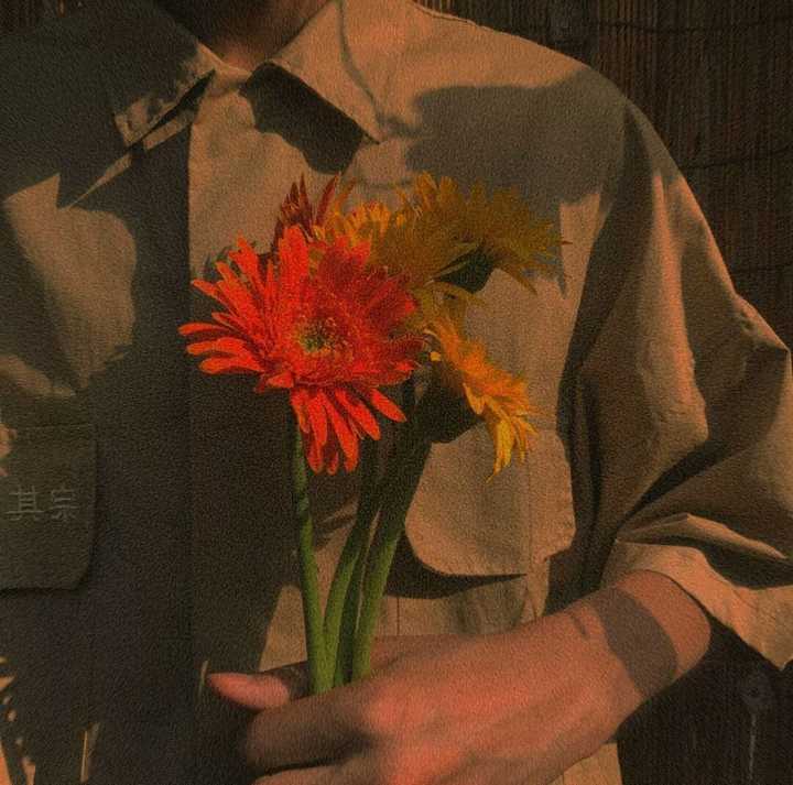 有一张图 是一个男生拿着手捧花 只有手臂和花在照片里 有人知道吗?