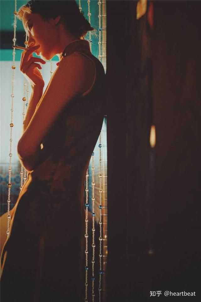 有没有抽烟女生的壁纸或照片?