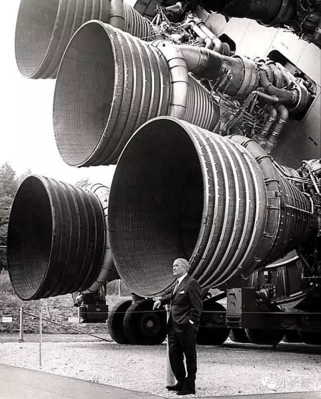 这是一组五个土星5号的f1火箭发动机 现在把它放大10000倍.